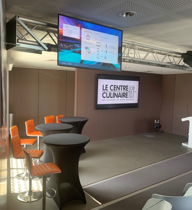 Scène de l'amphithéâtre Jean-Michel Lemetayer du Centre Culinaire de Rennes - Espace pour intervenants