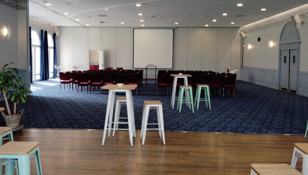 Salle aménagée en format théâtre vue depuis la scène - Château d'Apigné au Rheu, près de Rennes