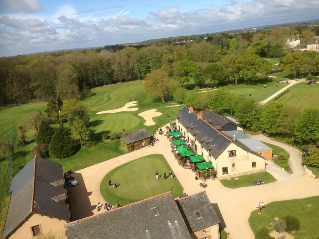 Vue panoramique du golf de la Freslonnière, lieu de séminaires