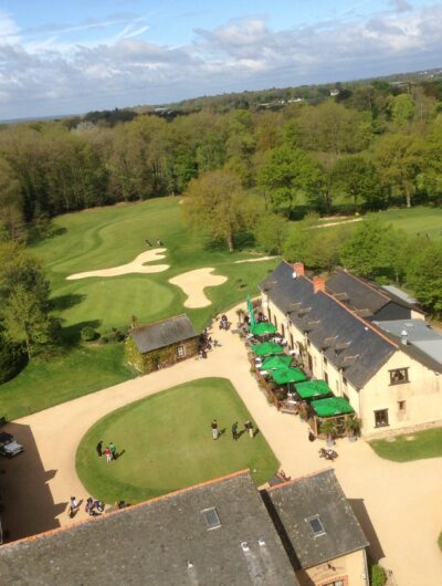 Vue panoramique du golf de la Freslonnière, lieu de séminaires