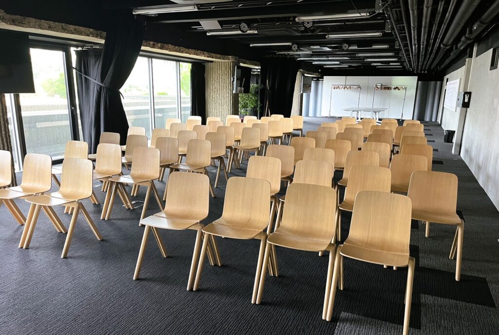 Salle Java aménagée en format théâtre - Le Poool Mabilay à Rennes