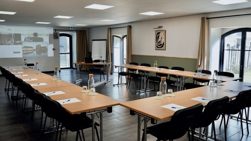 Salle de séminaire de l'Ilôt du Moulin de Mordelles en format U