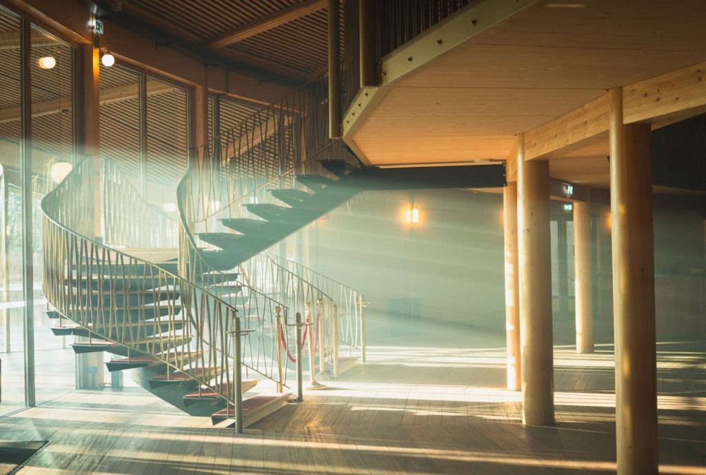 Le mem, un chapiteau Magic Mirror pour accueillir vos événements professionnels à Rennes - vue de l'escalier avec lumière naturelle
