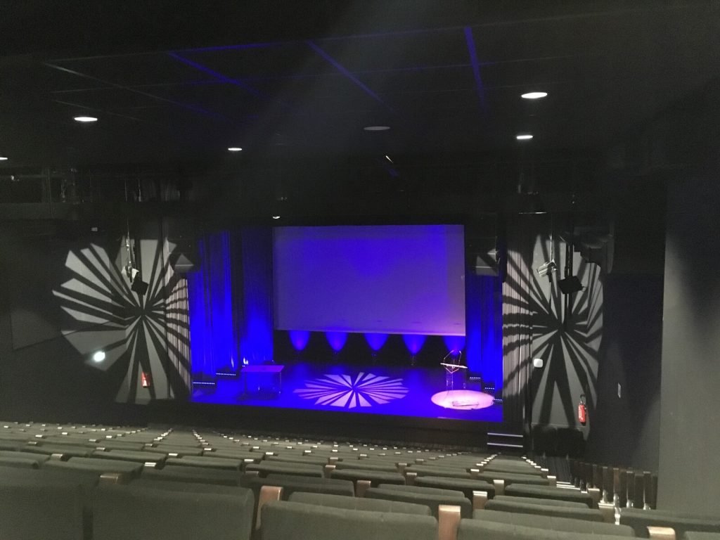Auditorium de la salle Le 360 situé en centre-ville de Rennes, mis en lumière