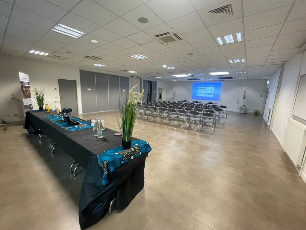 Le 360 à Rennes centre. La salle 100 aménagée en format plénière avec accueil café