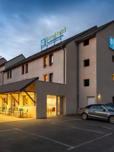Vue nocturne de la façade du Sure Hotel By Best Western Rennes Chantepie