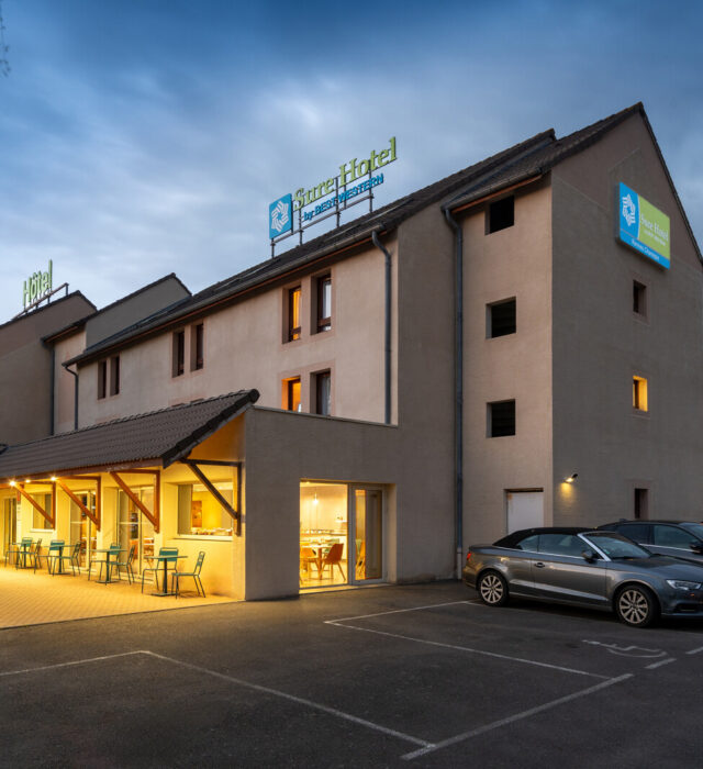 Vue nocturne de la façade du Sure Hotel By Best Western Rennes Chantepie