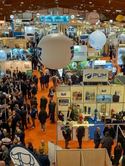 Public dans les allées du salon