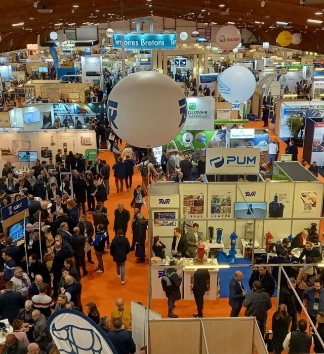 Public dans les allées du salon