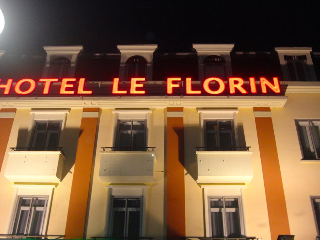 Façade de l'hôtel, de nuit