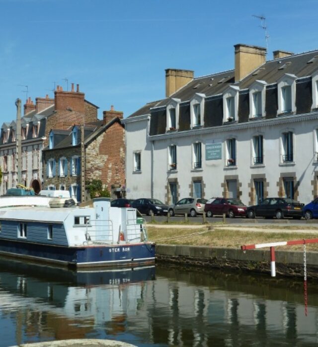 Auberge de jeunesse devant canal