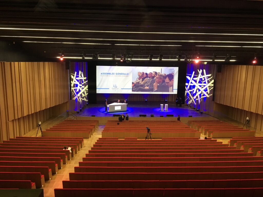 Préparation de la plénière de l'AG des Notaires de la Cour d'Appel de Rennes dans le Grand Auditorium du Couvent des Jacobins à Rennes