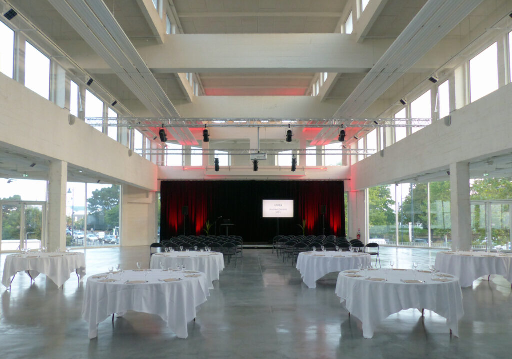 Vue intérieure de la Halle de la Brasserie en format diner de gala - 6 octobre 2021
