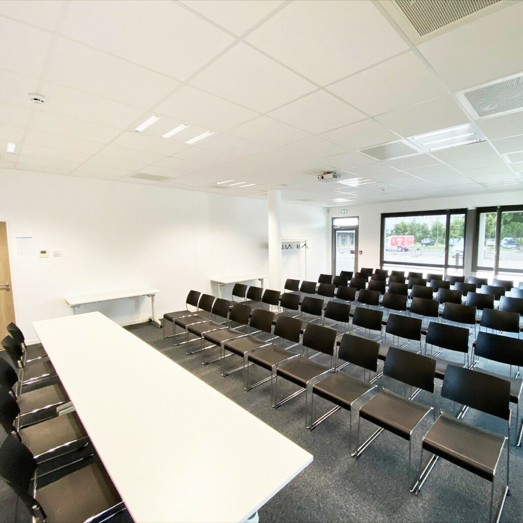 La Salle Visual net dispose de 2 tables et 62 chaises.