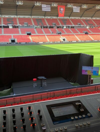 Installation technique de Prestatek Events (Mordelles) au Roazhon Park - Stade Rennais FC avec vus sur la pelouse du stade.