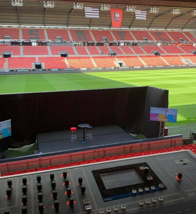 Installation technique de Prestatek Events (Mordelles) au Roazhon Park - Stade Rennais FC avec vus sur la pelouse du stade.