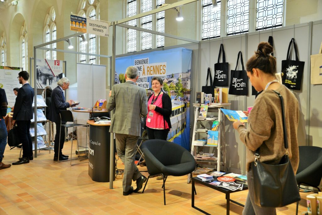 Stand Destination Rennes lors d'un salon au Couvent des Jacobins