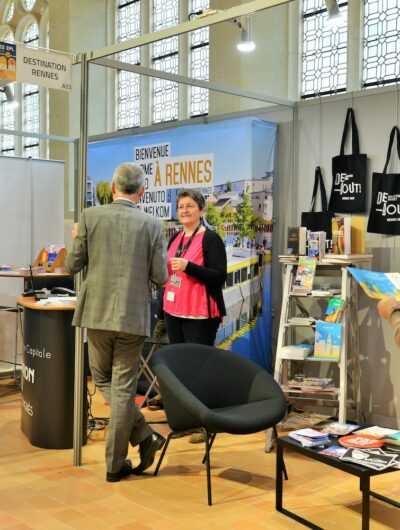 Stand Destination Rennes lors d'un salon au Couvent des Jacobins