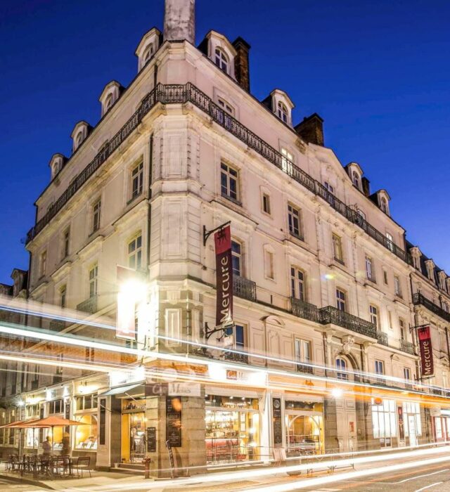 Façade de l'hôtel à la nuit tombée