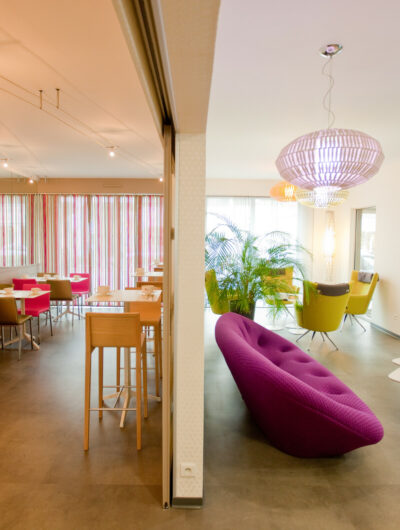 Vue en enfilade de la salle du petit déjeuner et du hall de réception de l'hôtel Anne de Bretagne à Rennes