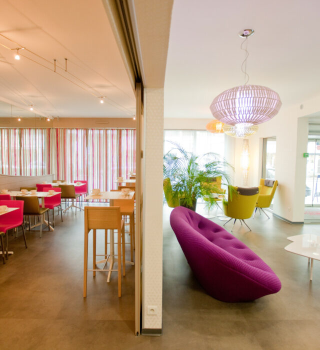 Vue en enfilade de la salle du petit déjeuner et du hall de réception de l'hôtel Anne de Bretagne à Rennes