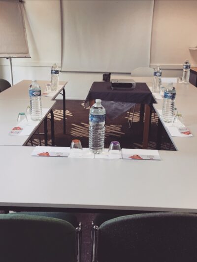 Salle de séminaire en format U de l'hôtel Ibis Rennes Cesson-Sévigné