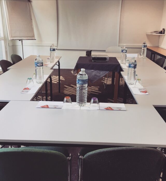 Salle de séminaire en format U de l'hôtel Ibis Rennes Cesson-Sévigné