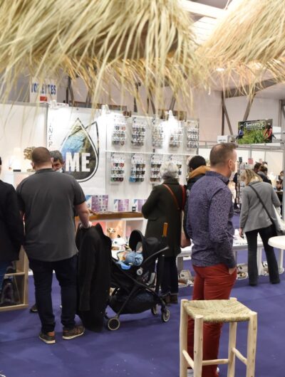 Public sur un stand