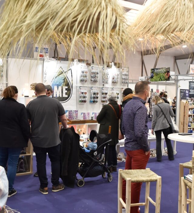 Public sur un stand