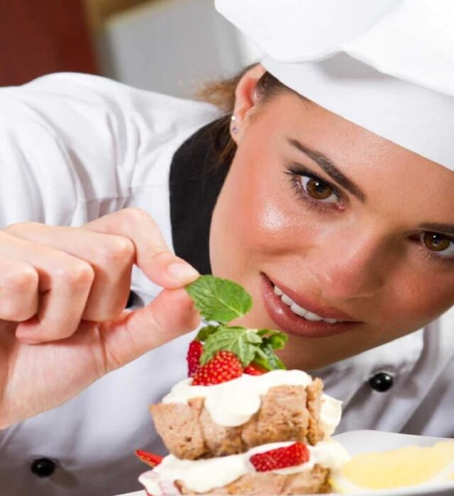 Cheffe préparant un plat
