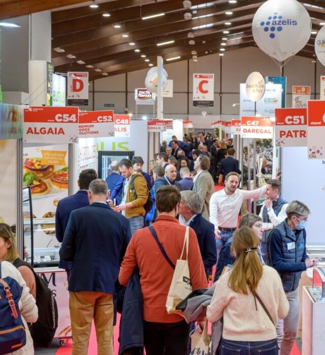 Public dans une allée du salon