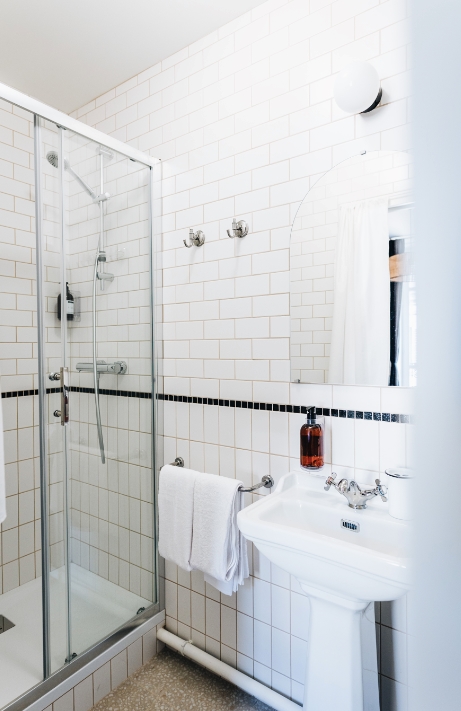 Salle de bain avec douche et lavabo