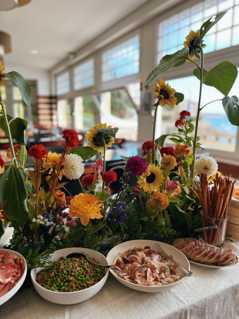 Buffet de traiteur lors d'un événement d'entreprise.