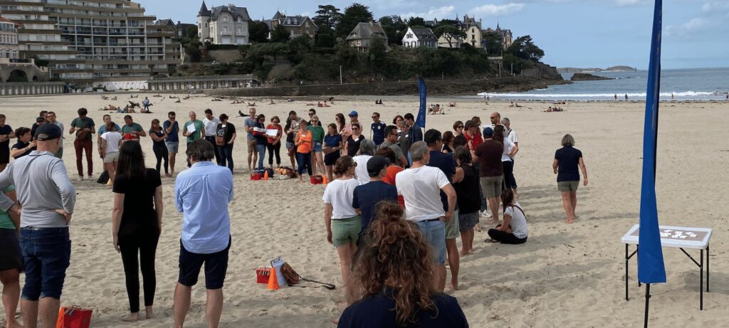 Activité de teambuilding sur une plage de la Côte d'Émeraude en Bretagne.