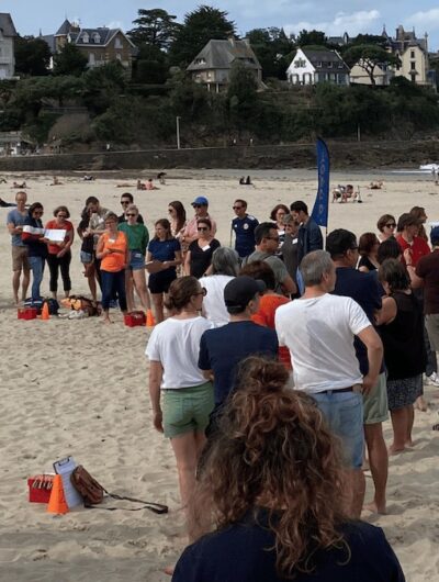 Activité de teambuilding sur une plage de la Côte d'Émeraude en Bretagne.