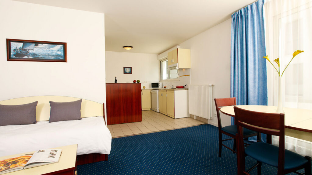 Chambre et cuisine de l'Appart' City Classic Rennes Beauregard