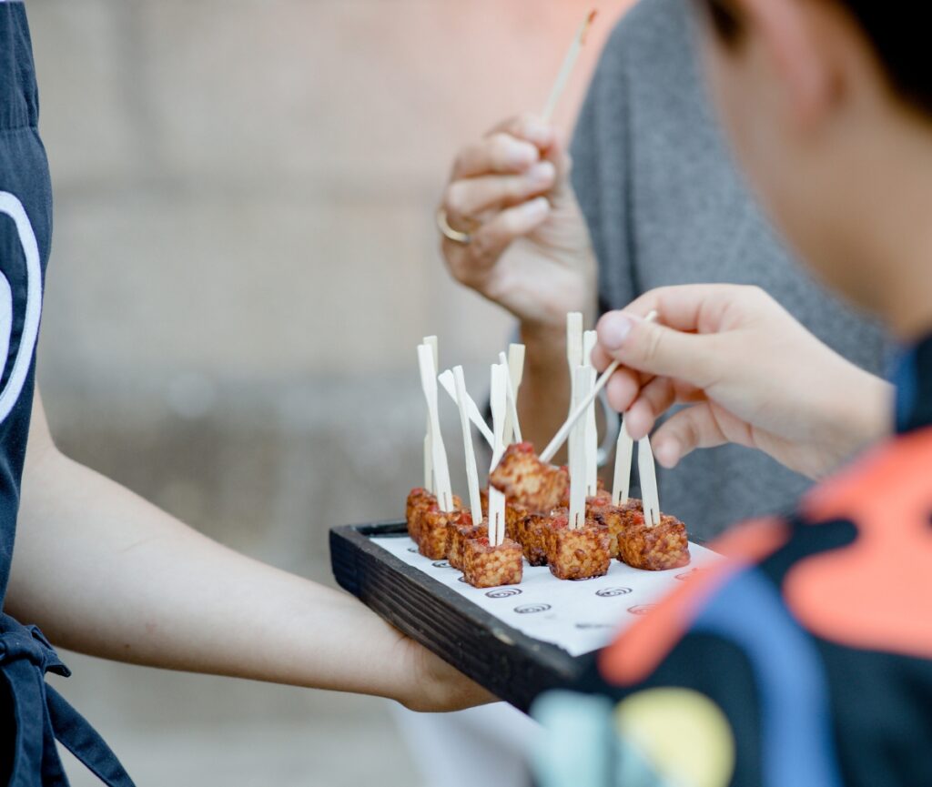 Pièces salées présentées au plateau - cocktail proposé par Coquille Traiteur à Rennes