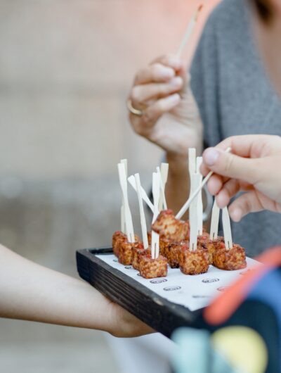 Pièces salées présentées au plateau - cocktail proposé par Coquille Traiteur à Rennes