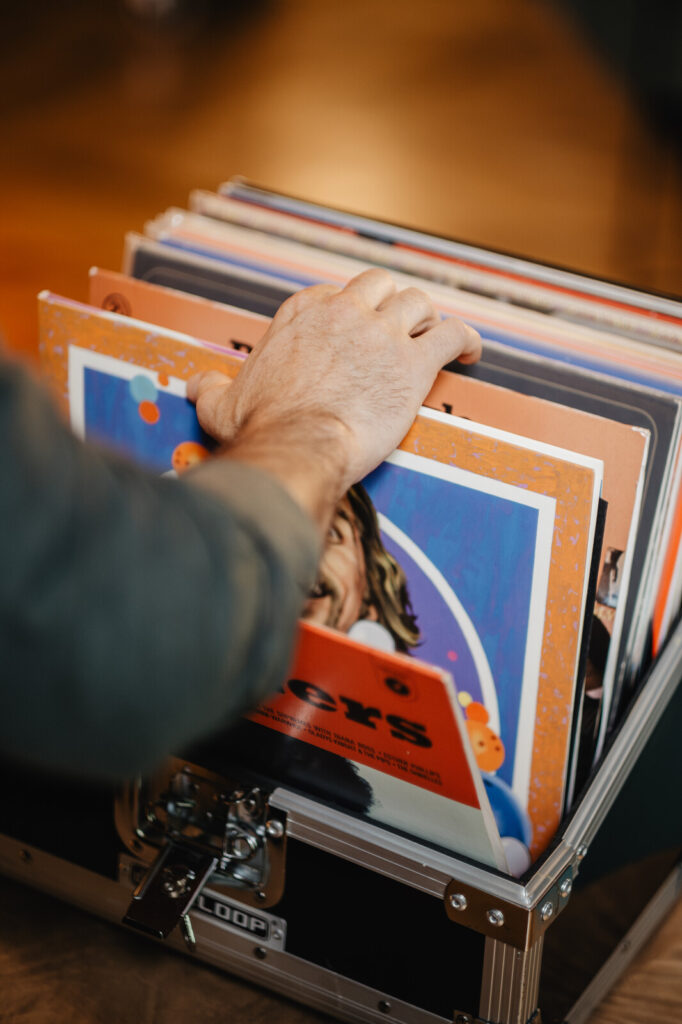 Bar à vinyles proposé par Mangabey, collectif de DJs à Rennes