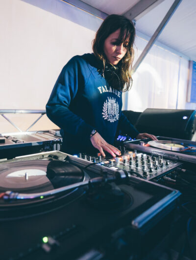 Mangabey vous propose ses DJ's professionnels pour animer vos afterworks et vos soirées de gala.