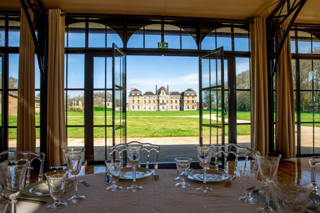 Vue sur le Château de Cucé depuis l'intérieur de l'Orangerie - Cesson-Sévigné