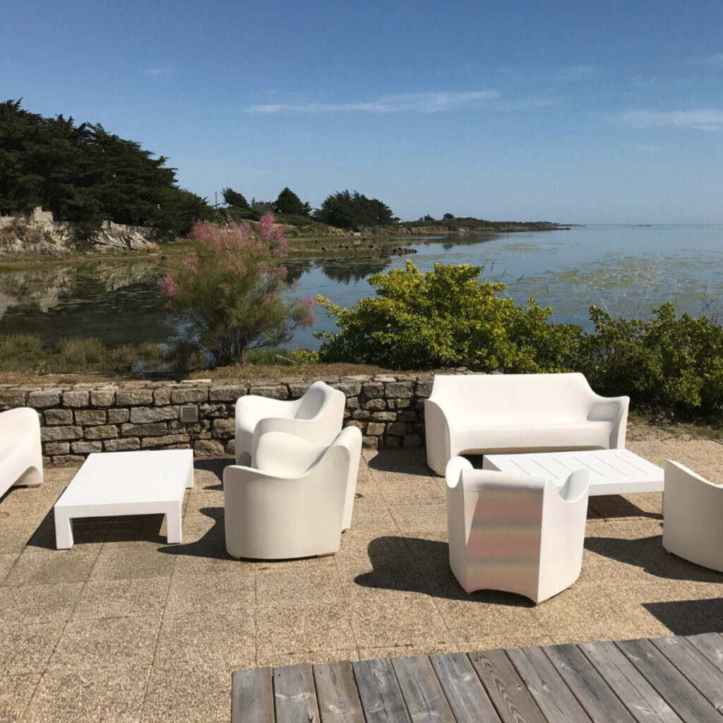 In-Ty vous propose des meubles d'intérieur ou d'extérieur, design et contemporains, en location.