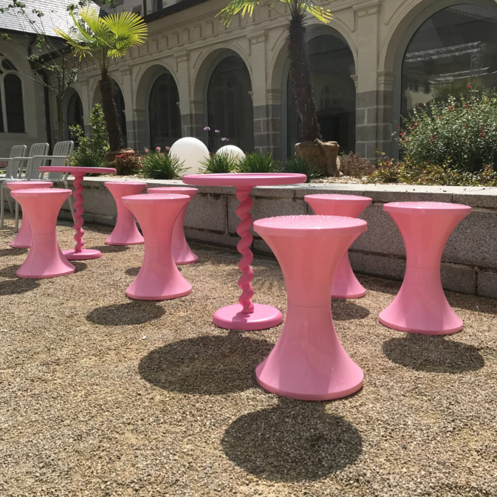 Mobilier extérieur de couleur rose à louer pour vos événements professionnels.