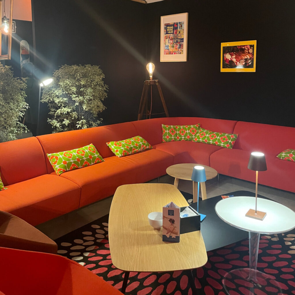 In-Ty, magasin de meubles Design et contemporains vous propose une sélection de canapés en location pour vos événements professionnels.