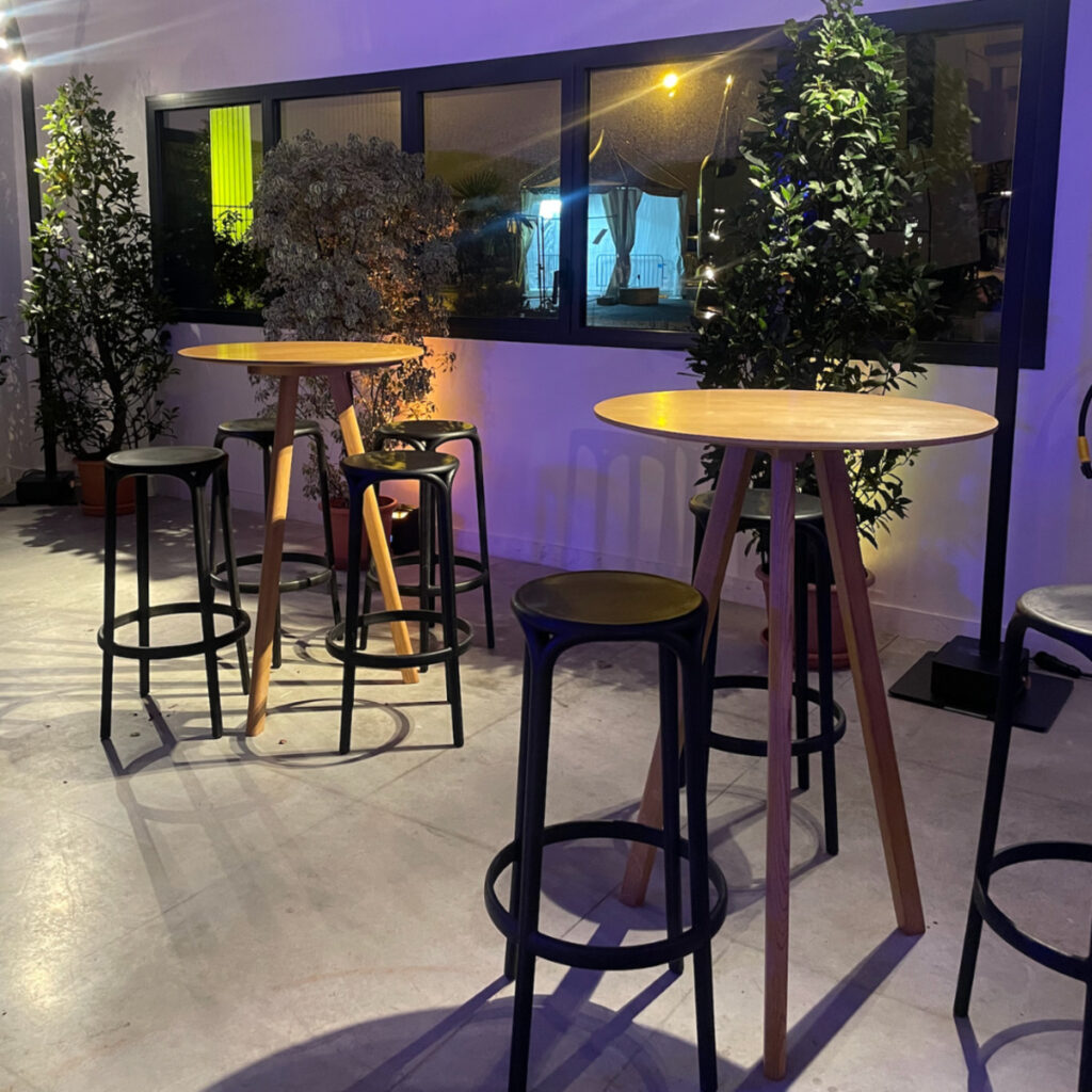 Tabourets hauts et tables hautes proposées en location par In-Ty Rennes