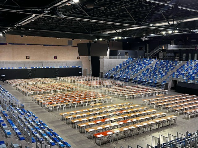 Exemple d'installation de mobilier pour un concours réalisée par Tout se loue réception - Cesson Sévigné