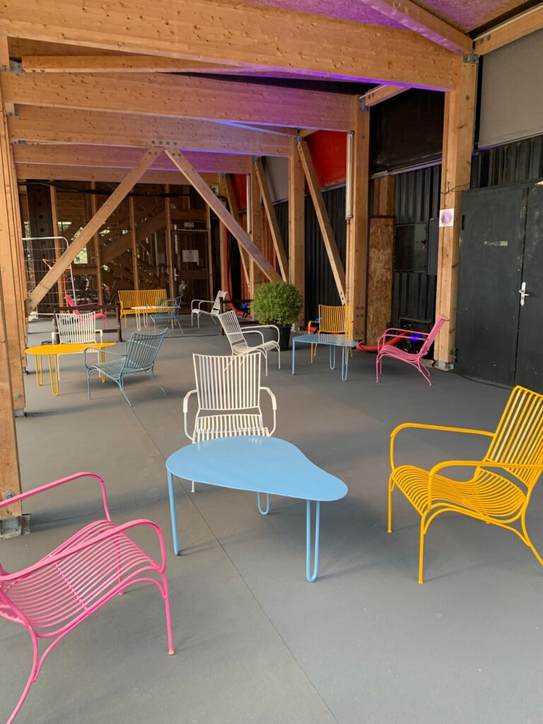 Mobilier extérieur proposé par Tout se loue pour vos événements professionnels