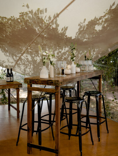 Tout se loue propose tables et tabourets hauts pour vos événements professionnels conviviaux.