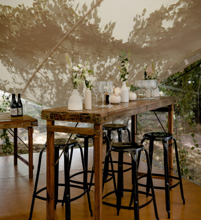 Tout se loue propose tables et tabourets hauts pour vos événements professionnels conviviaux.