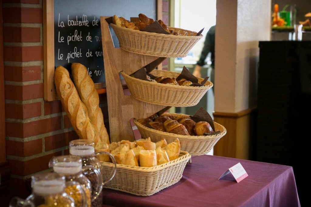 Petit-déjeuner du Brit Hotel Le Castel